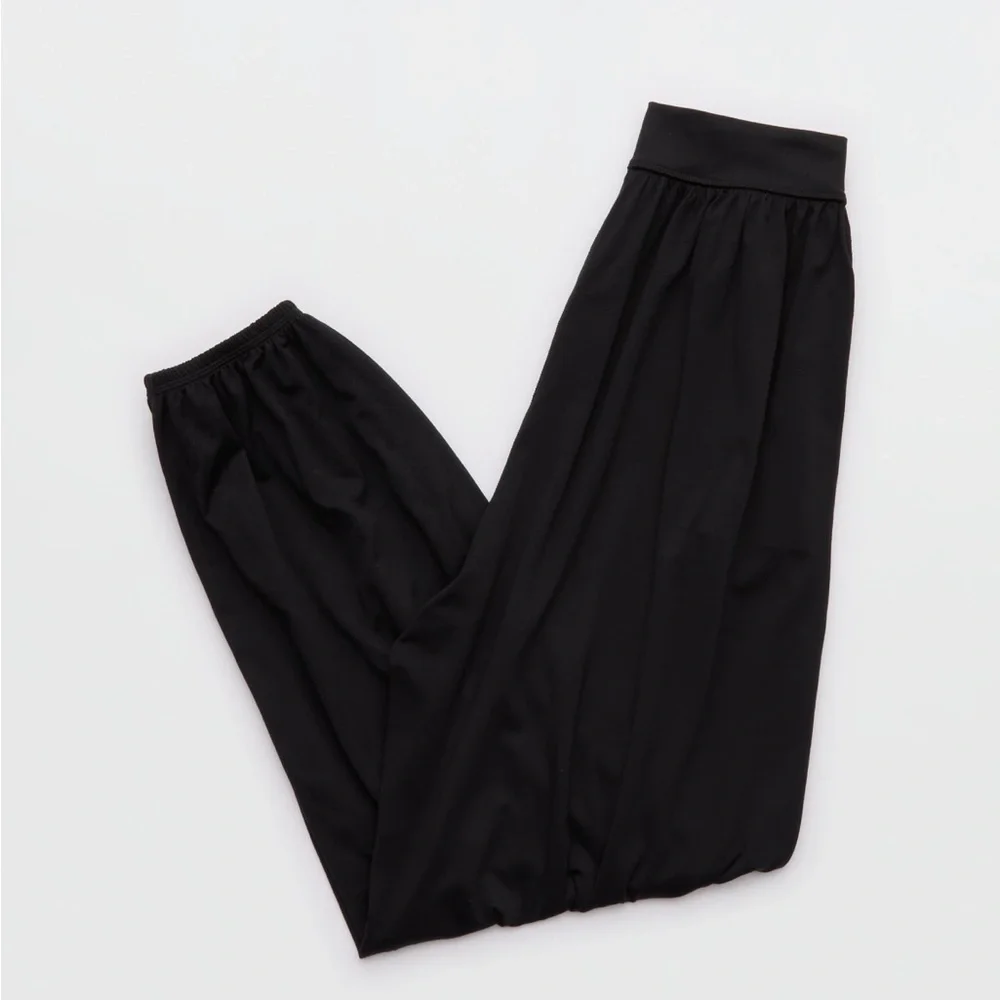NWT OFFLINE by aerie “The Hugger” Go with the Flow baggy jogger size S, black. - Picture 5 of 7